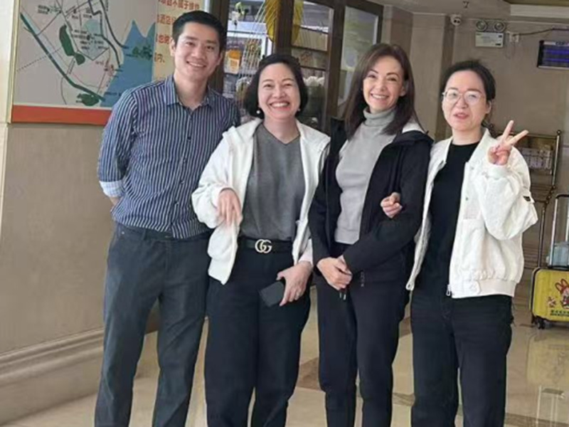 Group photo with clients002